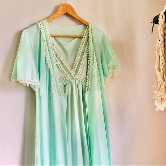 Vintage Lingerie Set - Picture 8 of 16